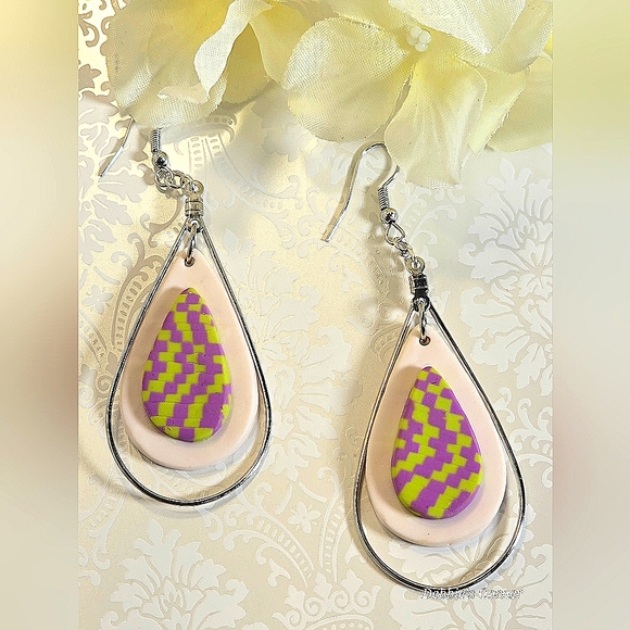 White Apple Green and Lavander Earrings - Picture 1 of 2